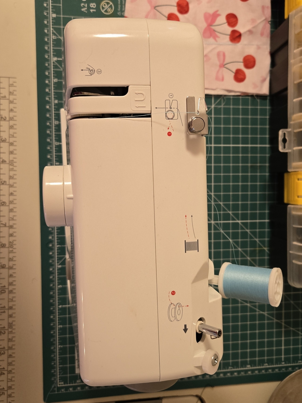 Singer M1000 White Compact Sewing Machine - Picture 4 of 5